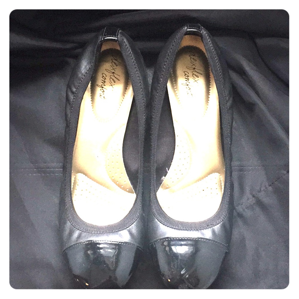 Black shiny toe wedge